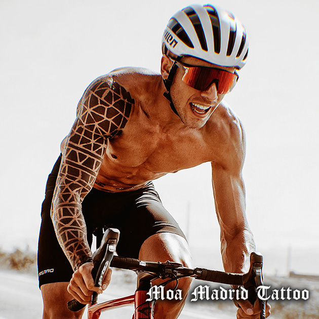 Tatuaje IA geométrico de brazo entero