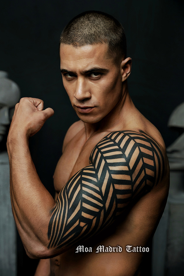 Tatuaje IA con diseño de modernas líneas diagonales