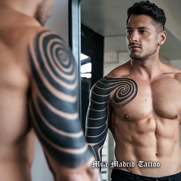 Tatuaje IA op-art espirales hombro pectoral