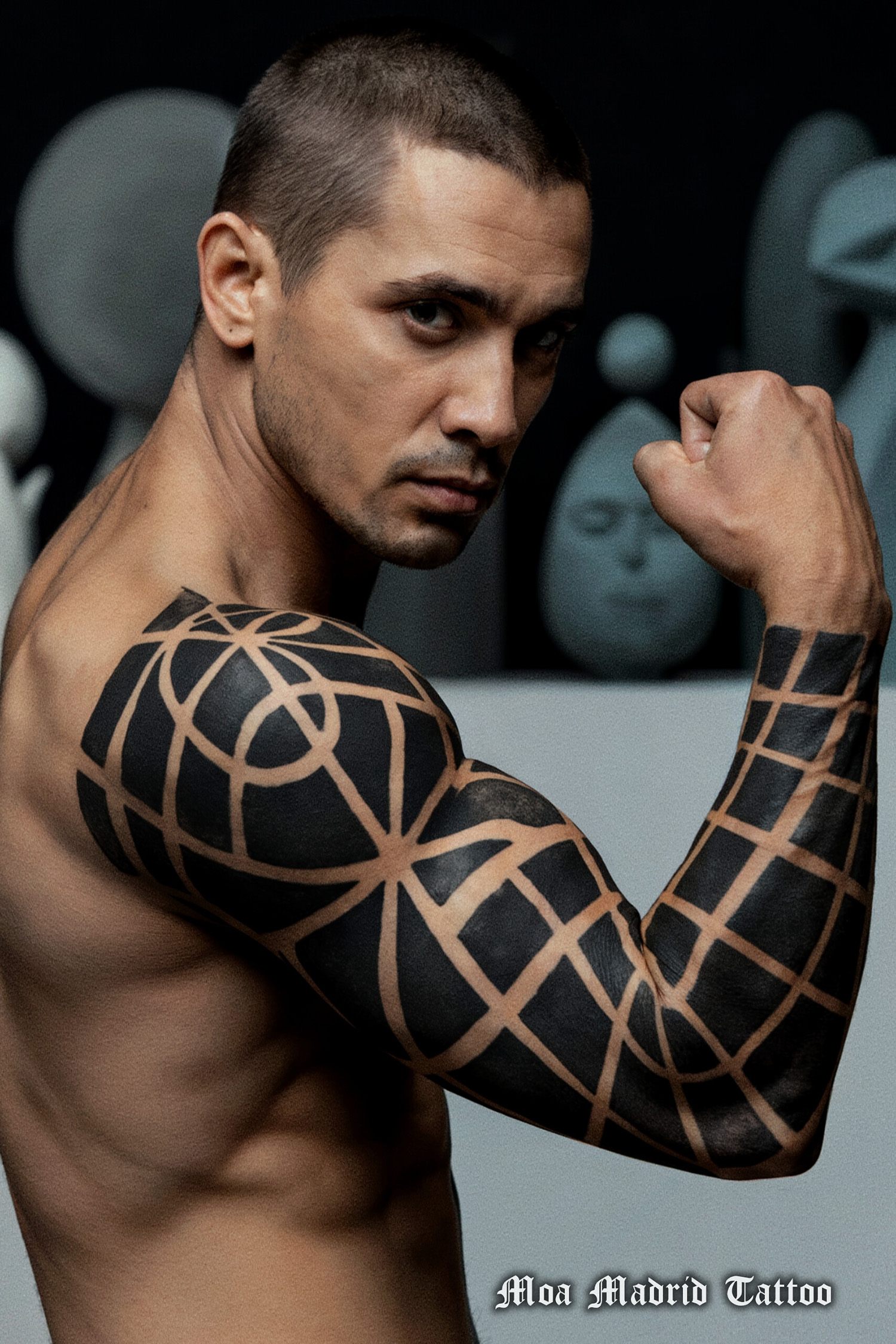 Tatuaje IA siguiendo formas músculos brazo