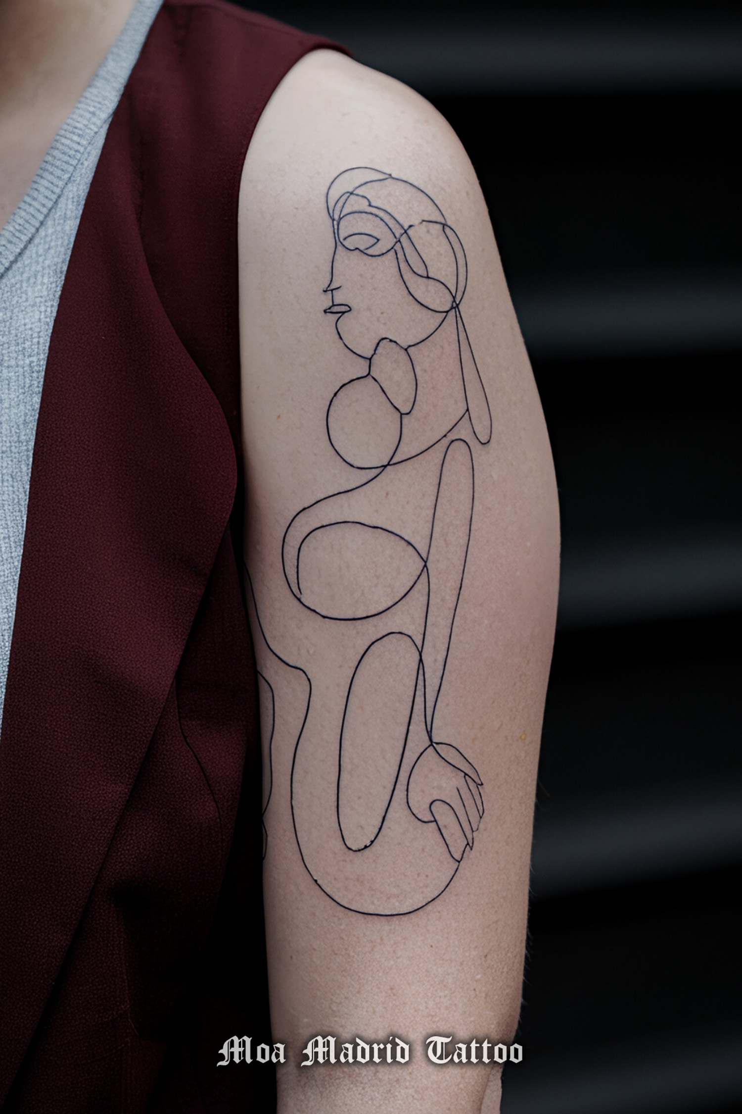 Tatuaje IA de silueta mujer estilo Picasso