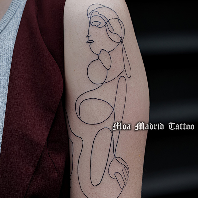 Tatuaje IA de silueta mujer estilo Picasso