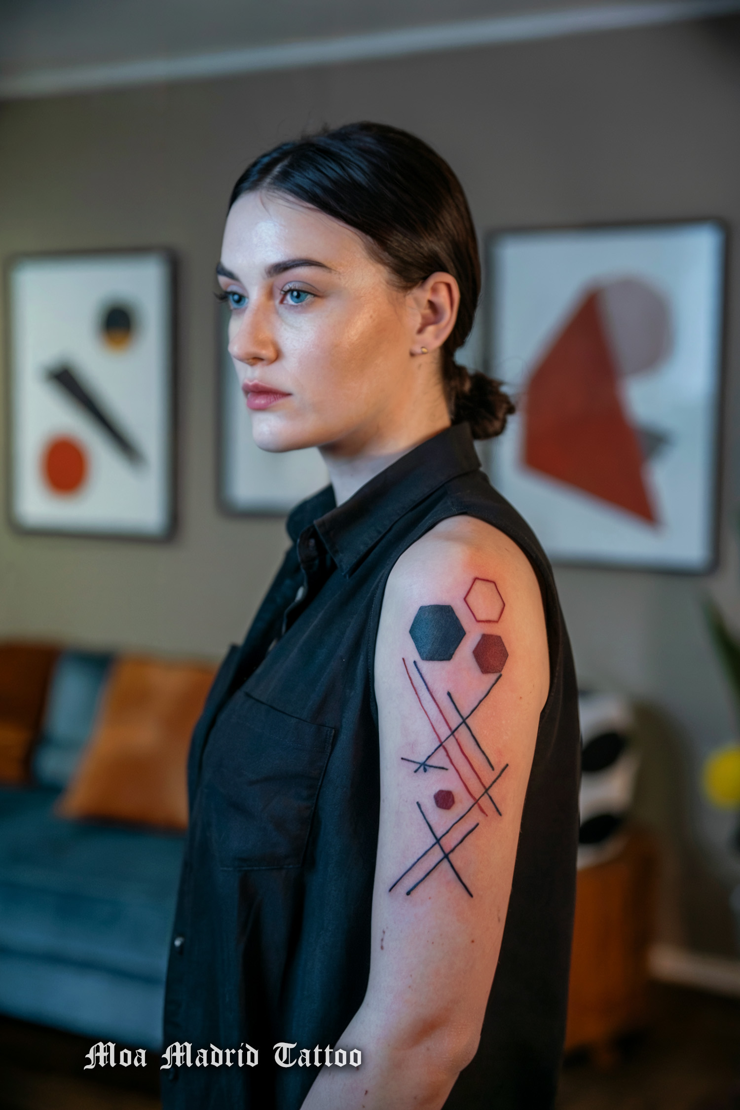 Tatuaje IA de suprematismo en brazo de mujer