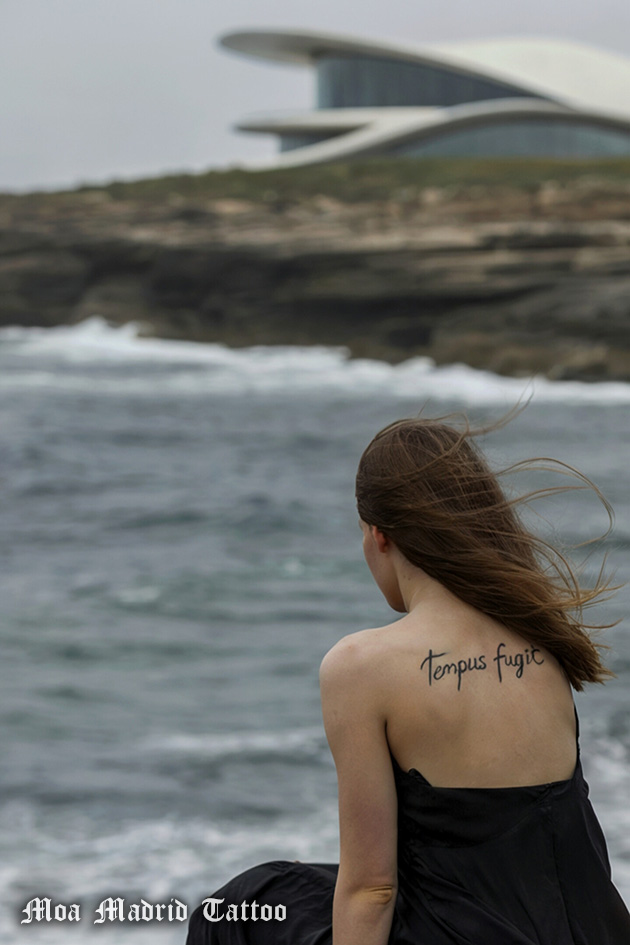 Tatuaje IA Tempus Fugit espalda mujer