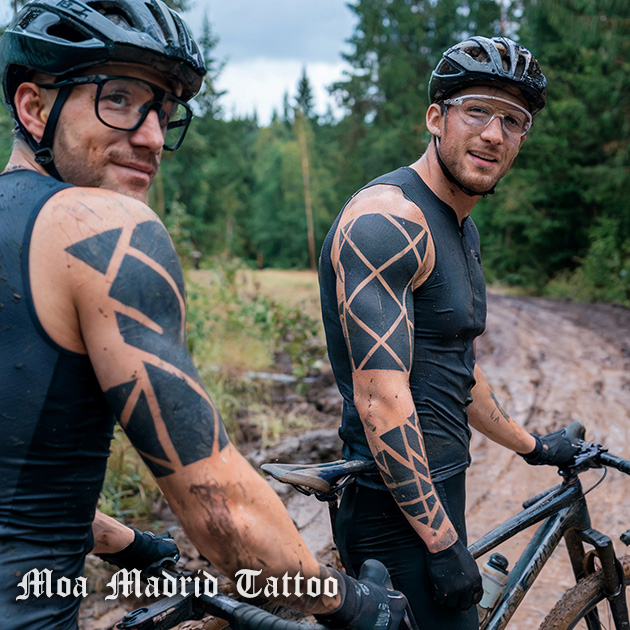 Tatuajes IA geométricos brazo para hombre