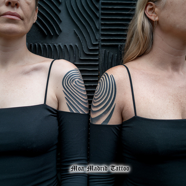 Tatuajes IA op-art en los brazos